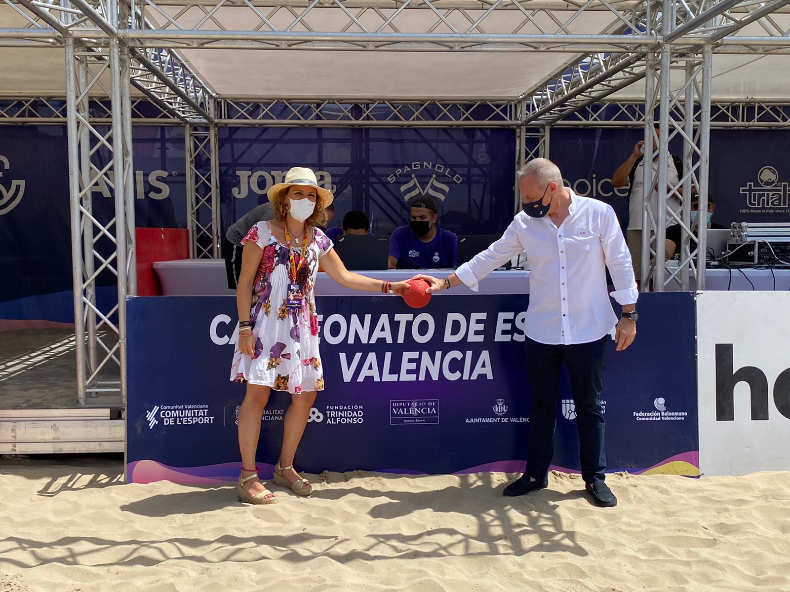 Más de 2.100 participantes se dan cita en la playa del Cabanyal-Canyamelar para el último torneo de la temporada nacional de balonmano playa