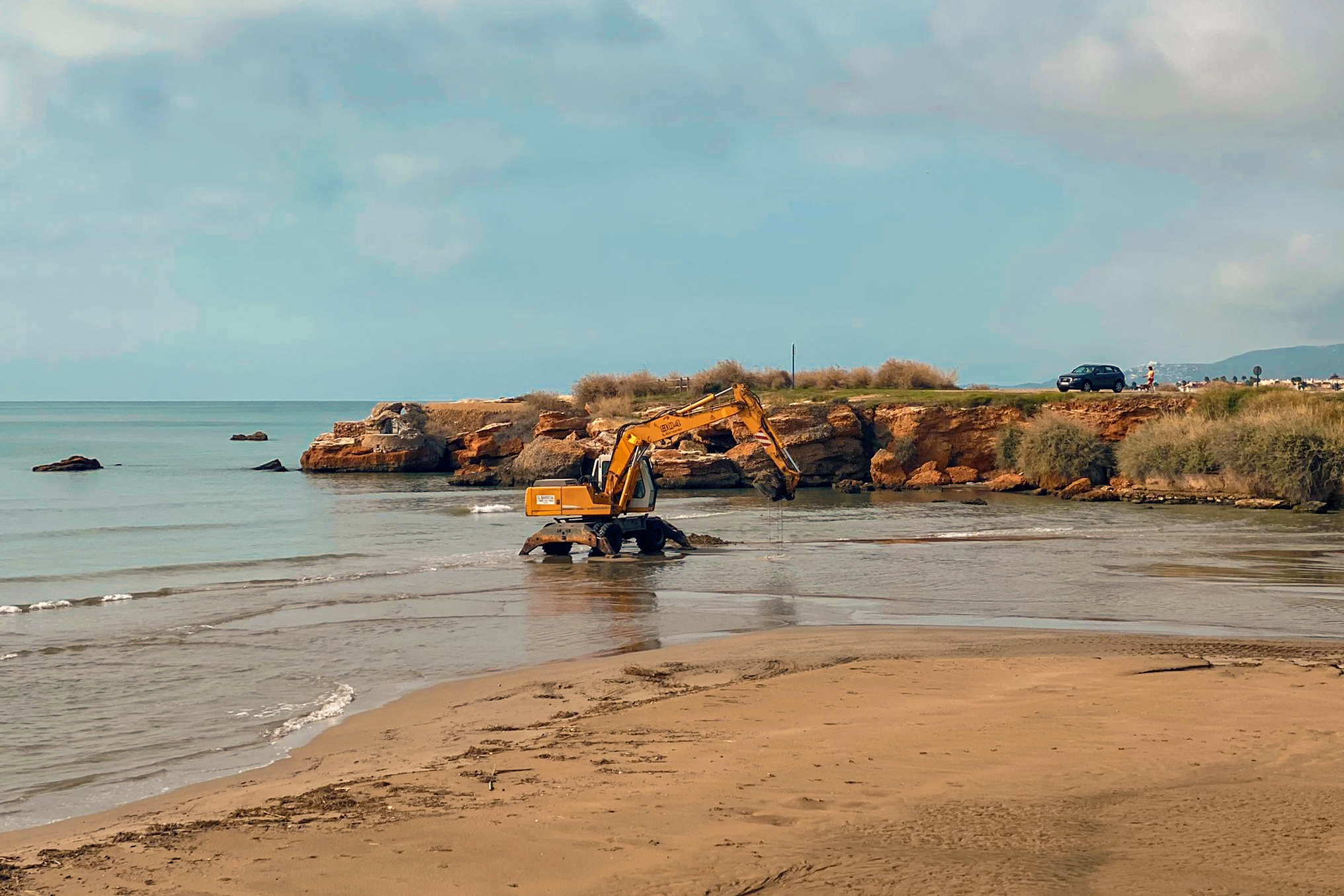 La Generalitat está ejecutando las obras de reparación de la playa del Clot de Vinaròs afectada por el último temporal