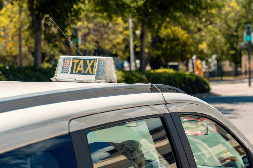 La Conselleria de Obras Públicas modifica el horario del servicio de taxi durante los días de Fallas para adecuarlo a la demanda