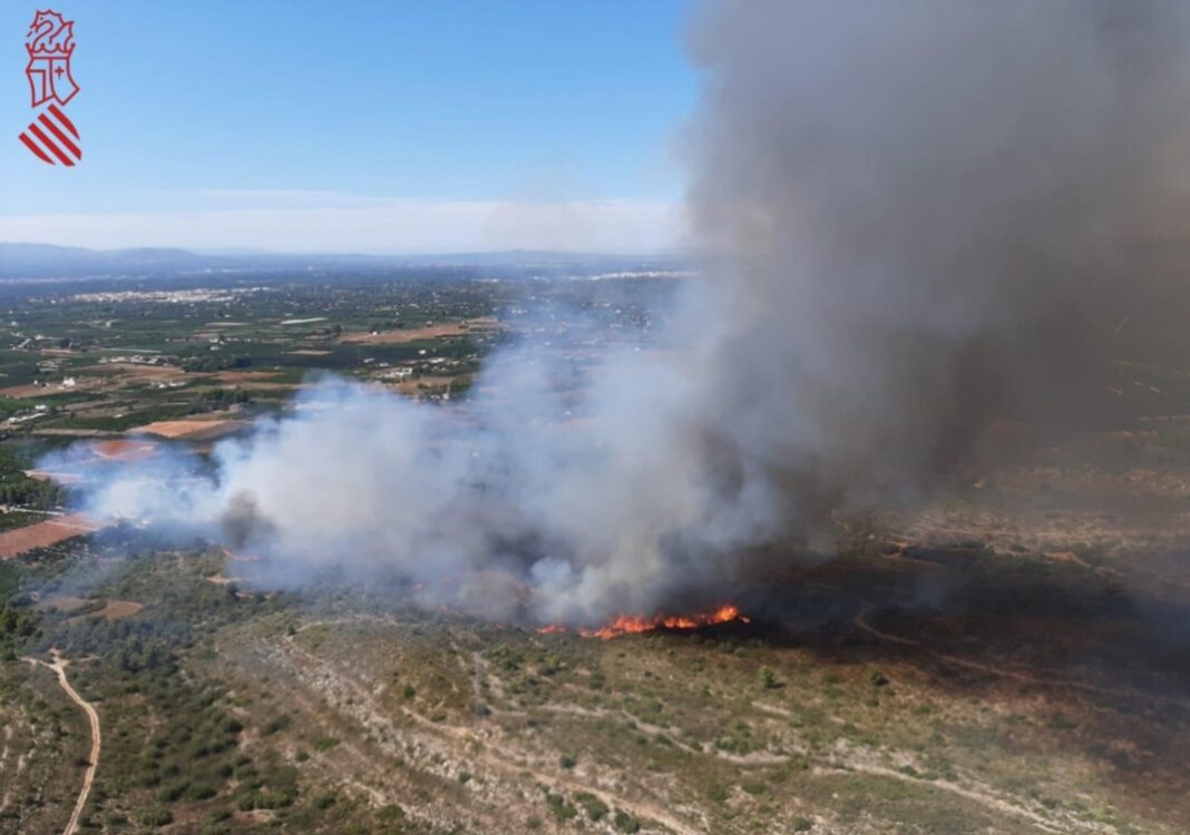 Declarado un incendio forestal en Rafelguaraf y se desalojan varias urbanizaciones de Barcheta