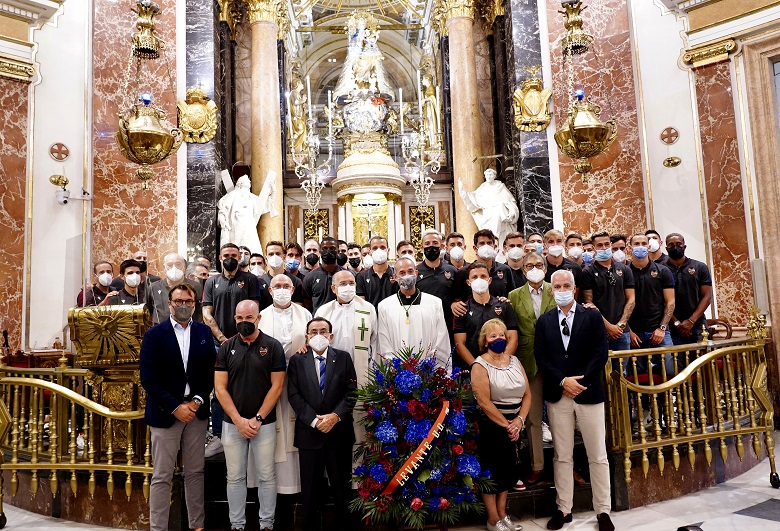 El Levante UD realiza la tradicional ofrenda de flores a la Virgen de los Desamparados en la Basílica
