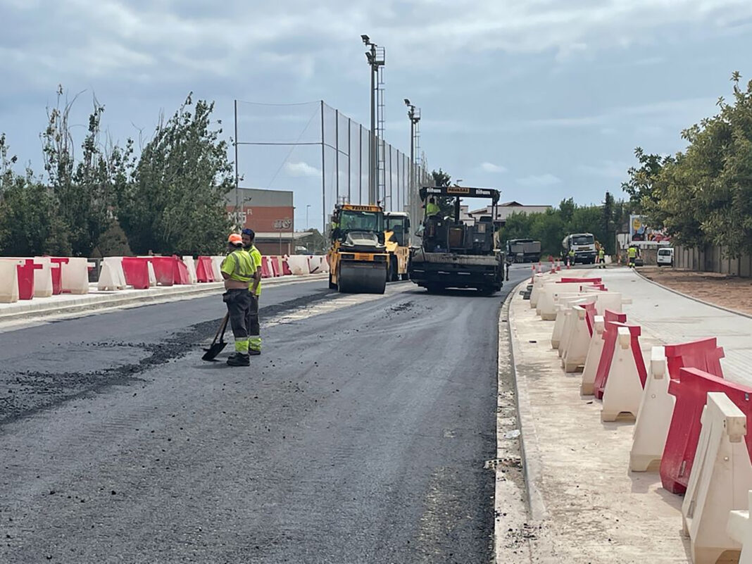 Las obras de mejora de la avenida Andoni Sarasola de Sagunto avanzan a buen ritmo y se espera que concluyan en las próximas semanas