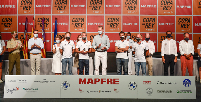 S.M. el Rey Felipe VI entrega los trofeos a los vencedores de la 39 Copa del Rey MAPFRE