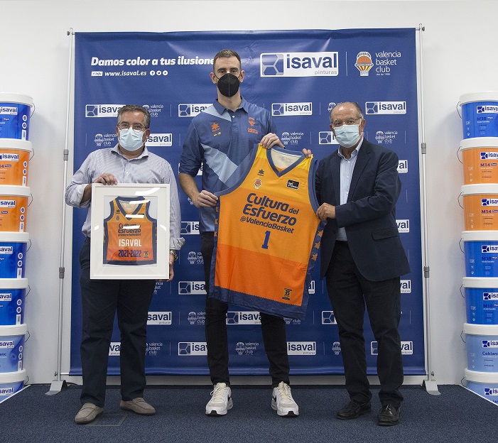 Víctor Claver celebra su regreso a Valencia Basket