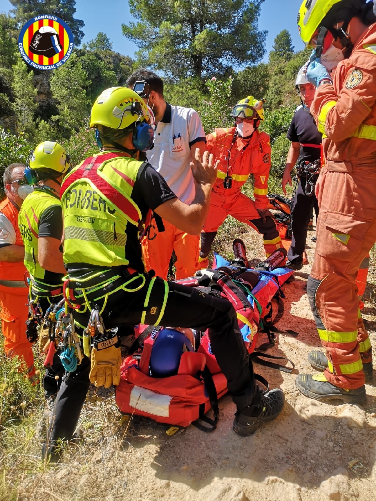 Los bomberos rescatan a un hombre que sufrió una accidente realizando barranquismo en el río Juanes