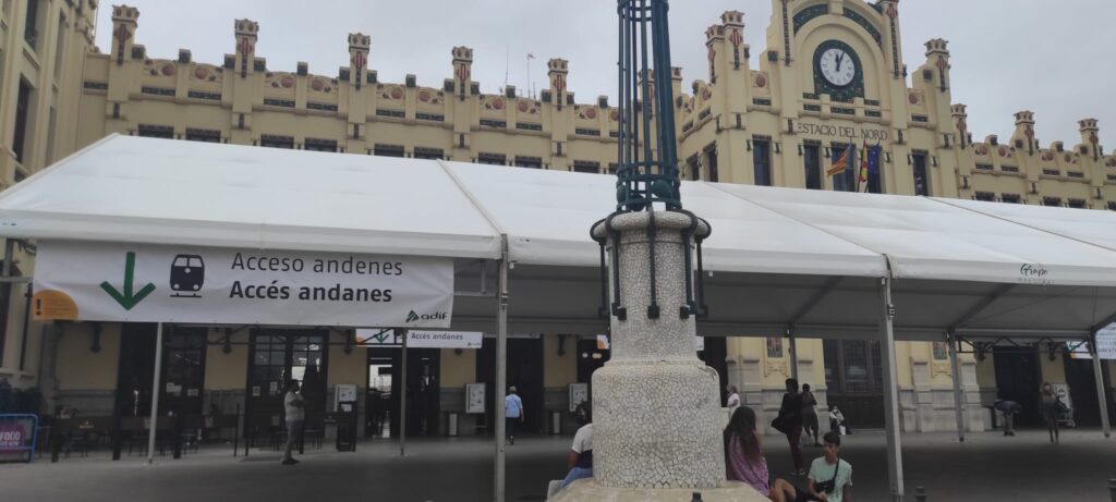 ADIF coloca carpas frente a la fachada de la Estación del Norte y cuelga pancartas del edificio protegido