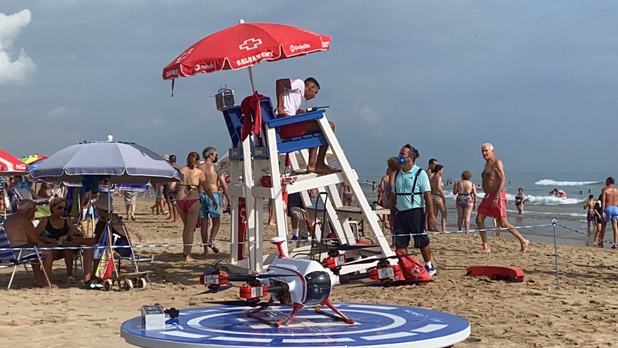 Bravo defiende la eficacia de drones para prevenir ahogamientos y salvar vidas en las playas valencianas