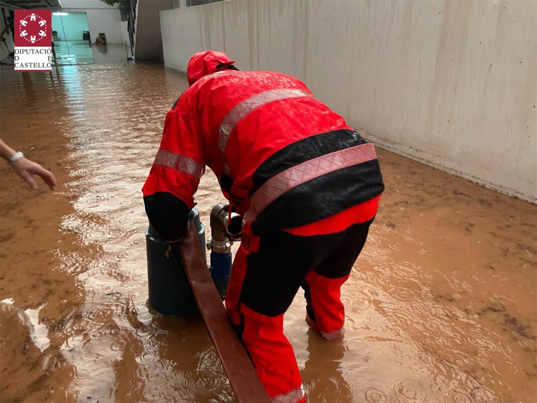 Los Consorcios Provinciales de Bomberos de Valencia y Castello atienden numerosas incidencias provocadas por las intensas lluvias
