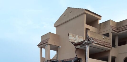 Derrumbe de un edificio de tres plantas en Peñíscola que deja varias personas atrapadas