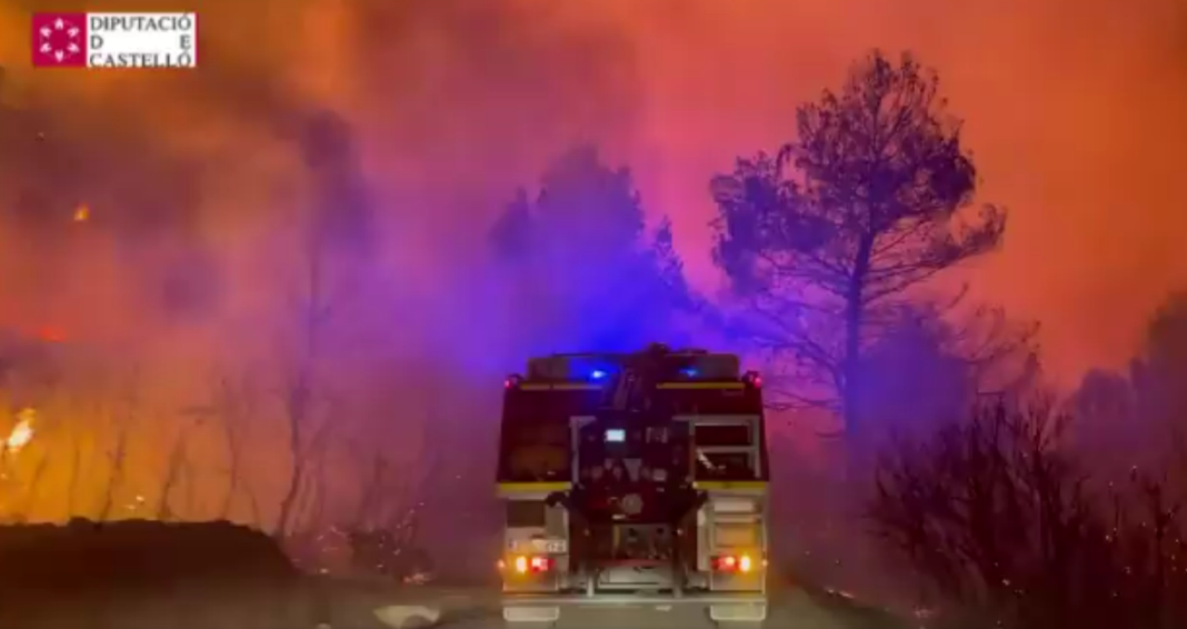 Los vecinos de Azuebar (Castello) desalojados por un incendio forestal en que ya interviene la UME dada su gravedad