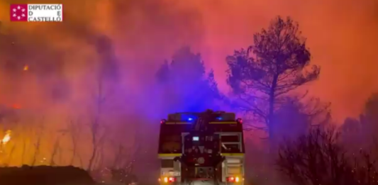 Los vecinos de Azuebar (Castello) desalojados por un incendio forestal en que ya interviene la UME dada su gravedad