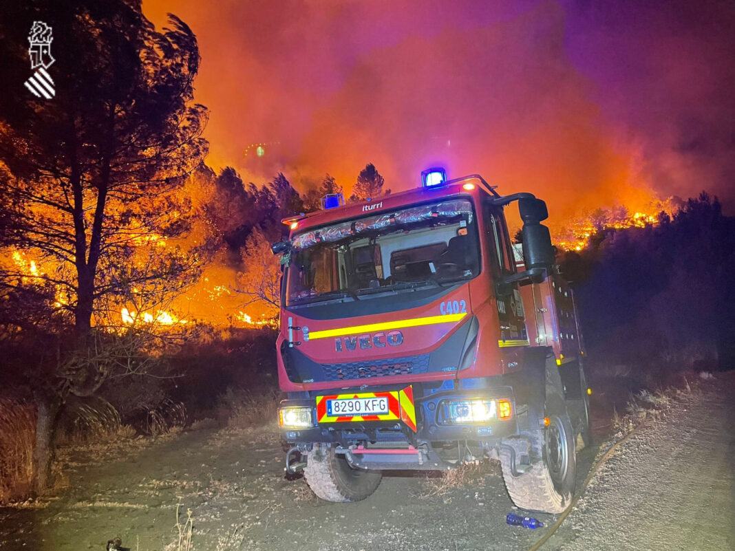 Se incorporan 12 medios aéreos en el Incendio de Azuebar que parece ha sido ocasionado por la caída ayer de rayos