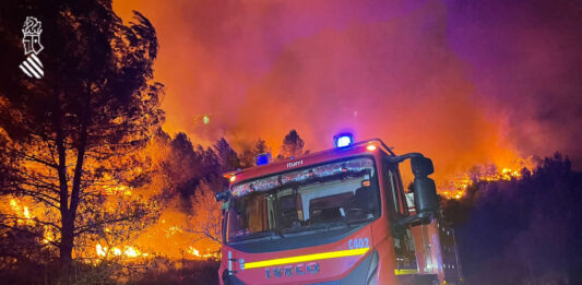 Se incorporan 12 medios aéreos en el Incendio de Azuebar que parece ha sido ocasionado por la caída ayer de rayos