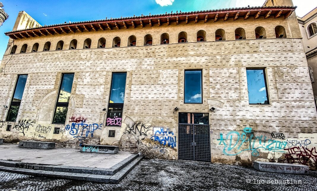 Vecinos de Ciutat Vella advierten a los artistas grafiteros de pintar sin permiso fachadas y bienes y aseguran van a actuar contra su impunidad