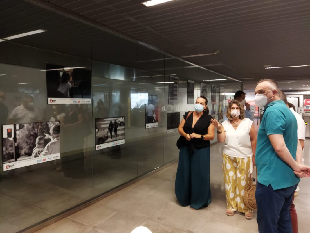 Ferrocarrils de la Generalitat y Stop Accidentes presentan en la estación de Bailén de Metrovalencia la exposición 'Peatón no atravieses tu vida'