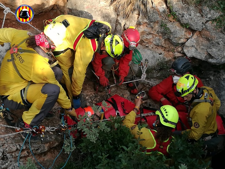 Complicado rescate de una mujer herida en el interior de una cueva de Dos Aguas