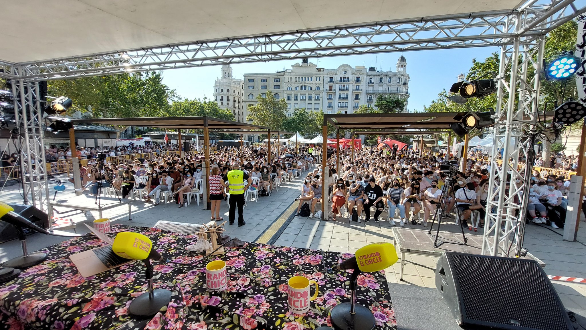 En la Feria de la Movilidad de Valencia bailando, sin distancias ni mascarillas