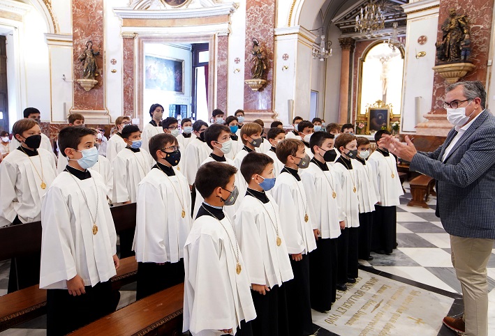 La Escolanía vuelve a cantar en las misas de la Basílica a los pies del altar año y medio después