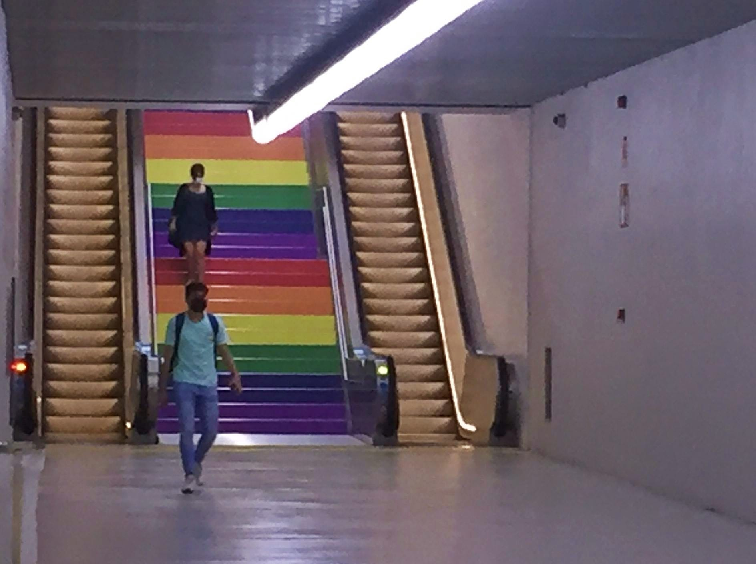 Ferrocarrils de la Generalitat instala los colores LGTBI permanentemente en las escaleras de las estaciones de Xàtiva en Valencia y Luceros en Alicante