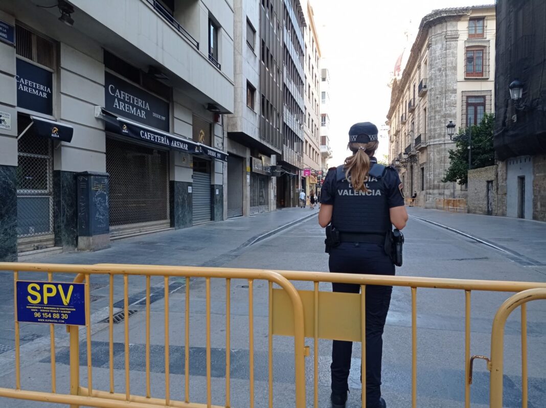 El Ayuntamiento de Valencia cierra la plaza y accesos y los comercios aledaños para la cremà a puerta cerrada