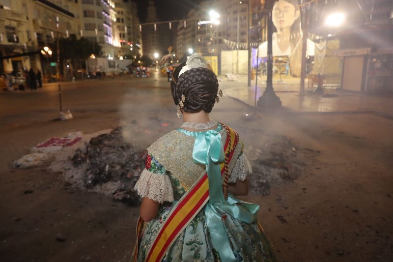 Carla García acaba su reinado quemando la Falla Municipal Infantil de Ceballos & Sanabria 18 meses después