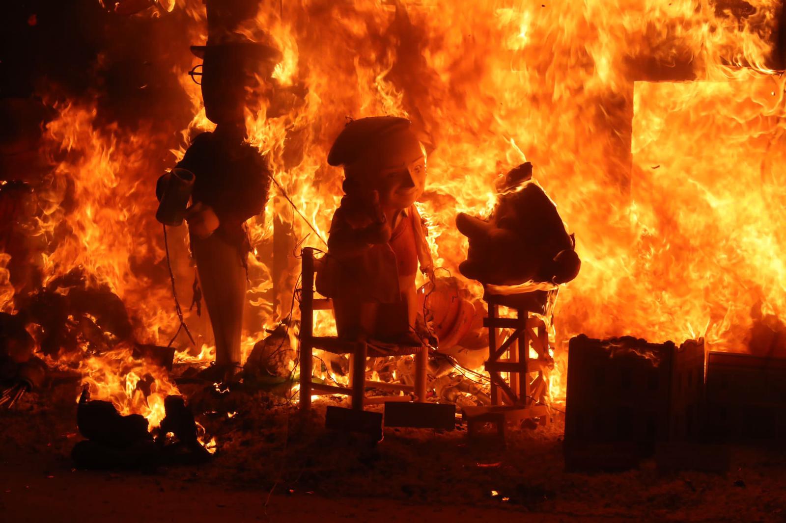Carla García acaba su reinado quemando la Falla Municipal Infantil de Ceballos & Sanabria 18 meses después