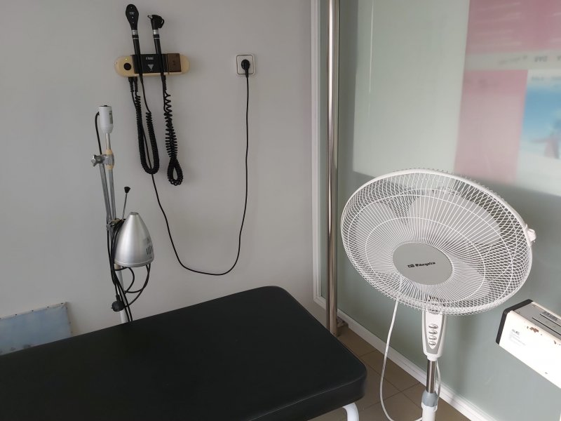 CSIF alerta de altas temperaturas en las consultas del centro de salud de Trafalgar por fallos de refrigeración