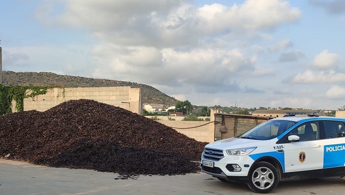 La Policía de la Generalitat incrementa los dispositivos de control en almacenes de algarroba y almendra