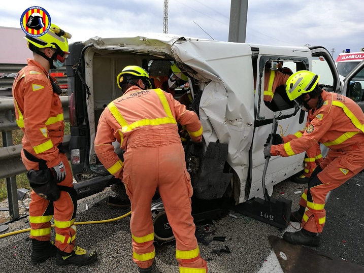 Los bomberos del Consorcio de Valencia excarcelan a dos personas en un accidente en la CV-36