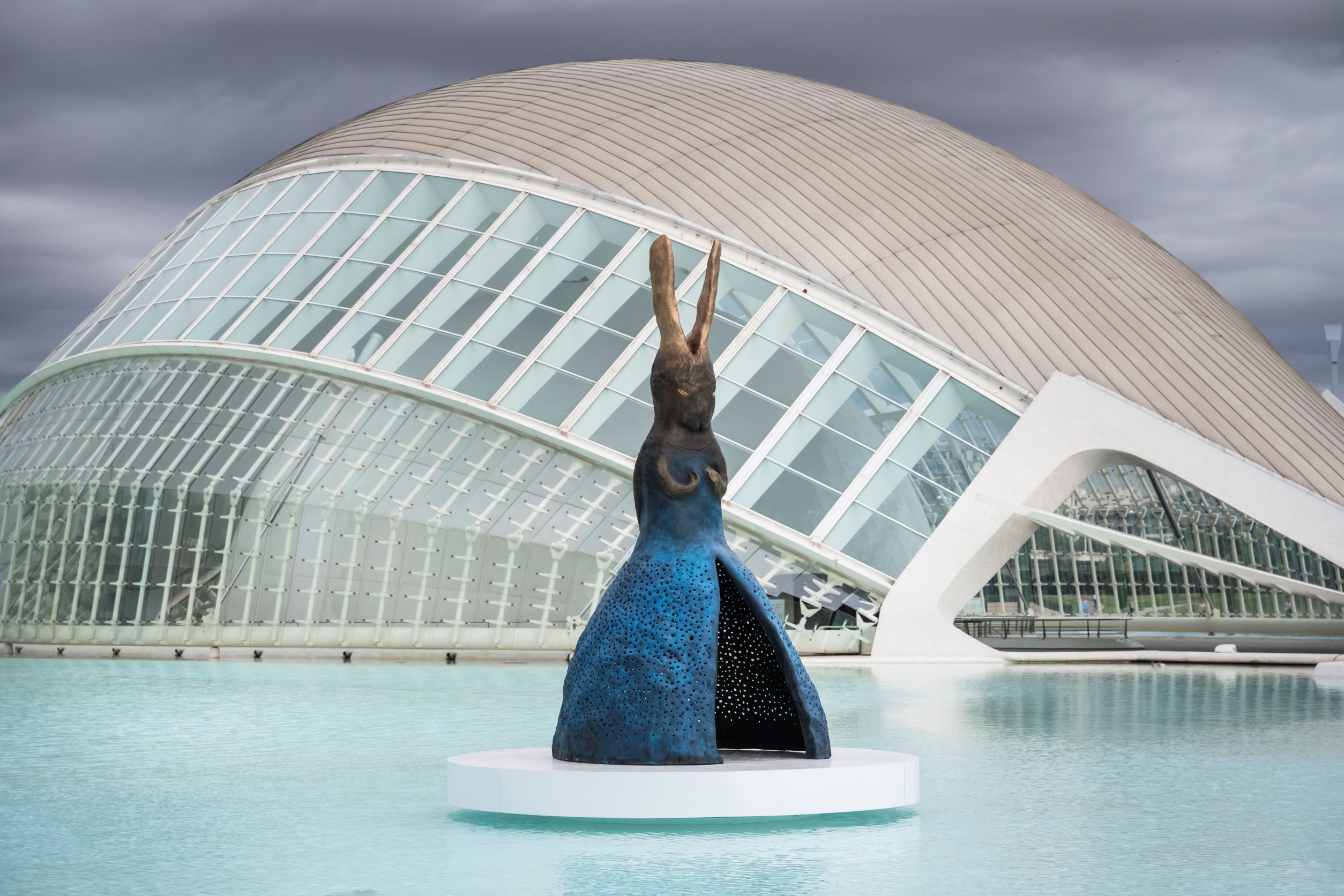 La gran escultura 'Usagi Greeting' de Leiko IKemura se expone desde este jueves en la Ciutat de les Arts i les Ciències