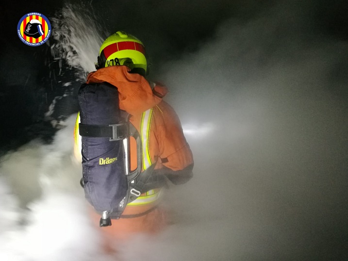 Intervención de los bomberos en el incendio de una empresa abandonada de palés en Aldaya