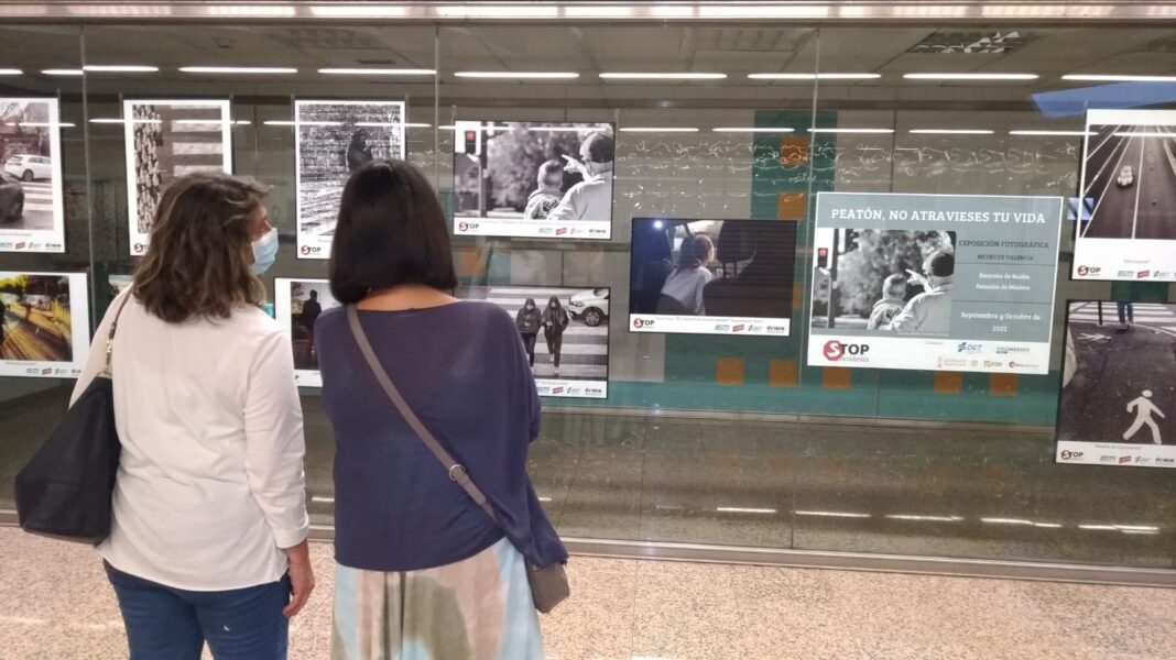 La estación de Mislata de Metrovalencia acoge la exposición fotográfica 'Peatón no atravieses tu vida'