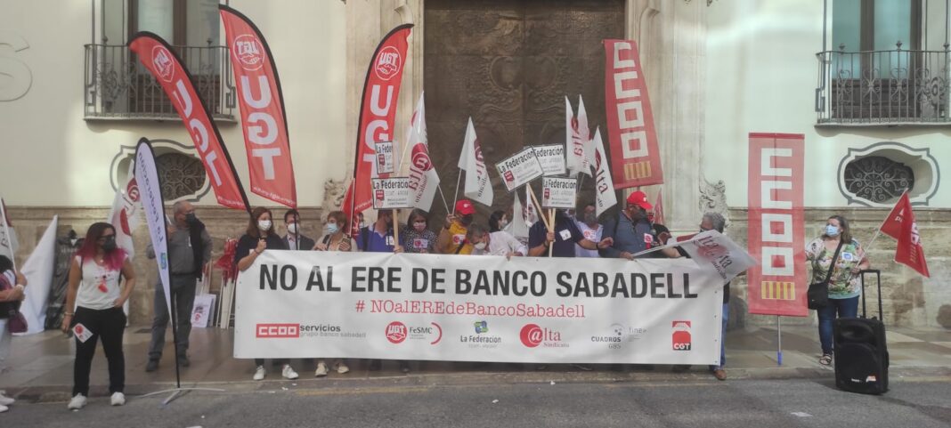 Los empleados del Sabadell vuelven a concentrarse ante la indiferencia de la empresa que plantea despedir al 14% de la plantilla mediante un ERE