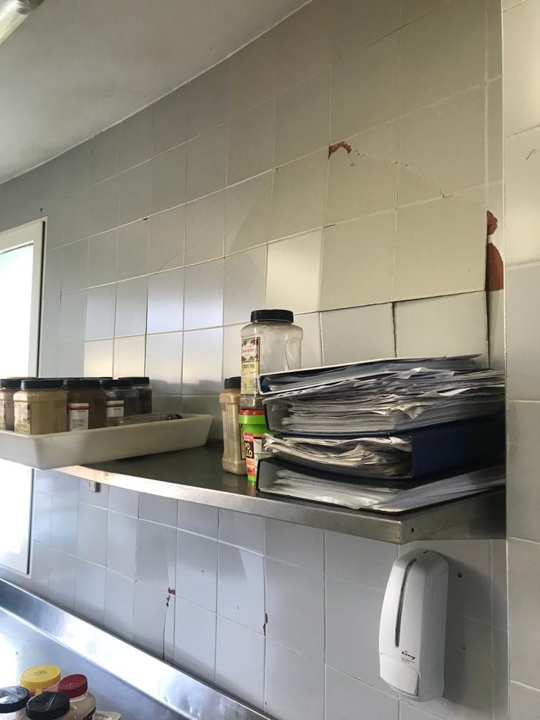 La cafeteria del Hospital de La Ribera sumida en el caos por la falta de mantenimiento