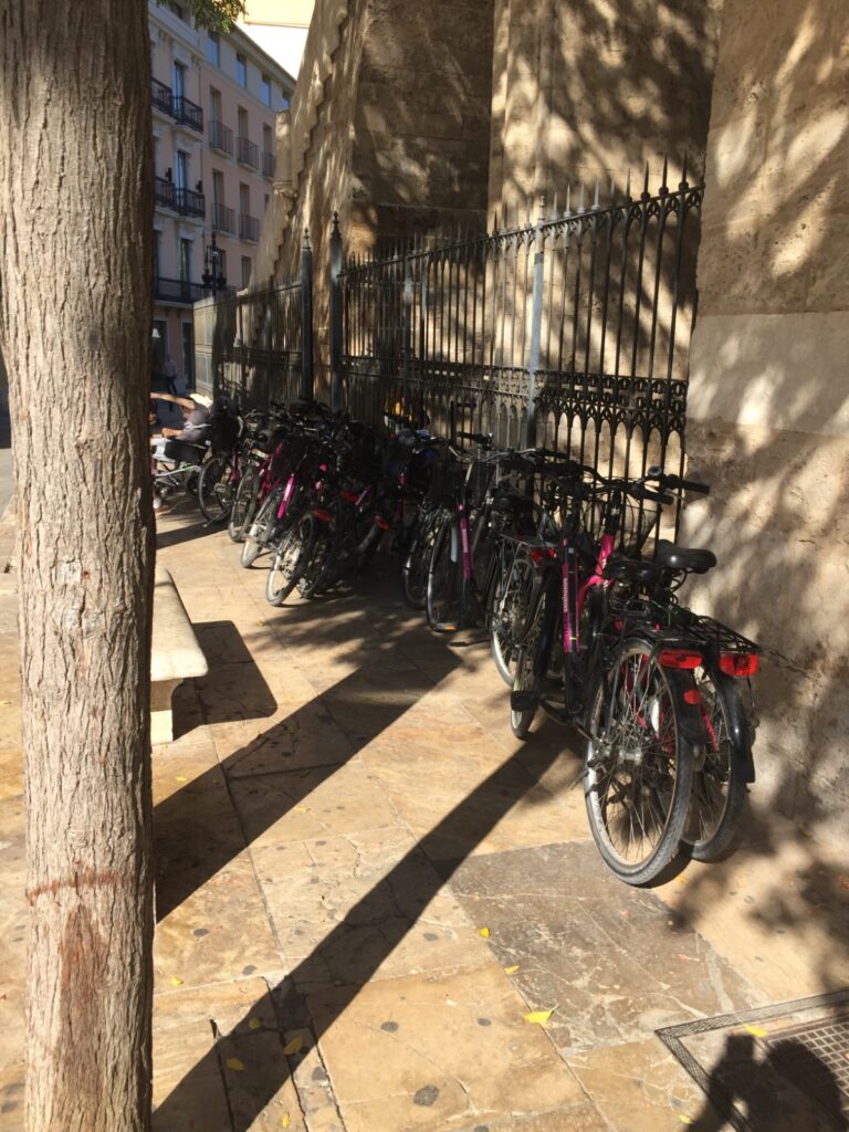 Sigue el aparcamiento masivo de bicicletas en las Torres de Serranos ante la desidia municipal