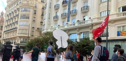 El catalanismo reventó la entrada de moros y cristianos e increpó a la manifestación cultural valencianista