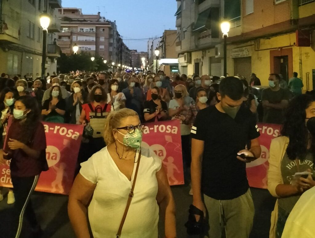 Cerca de 1.000 personas se manifiestan en la Malvarrosa por un barrio digno