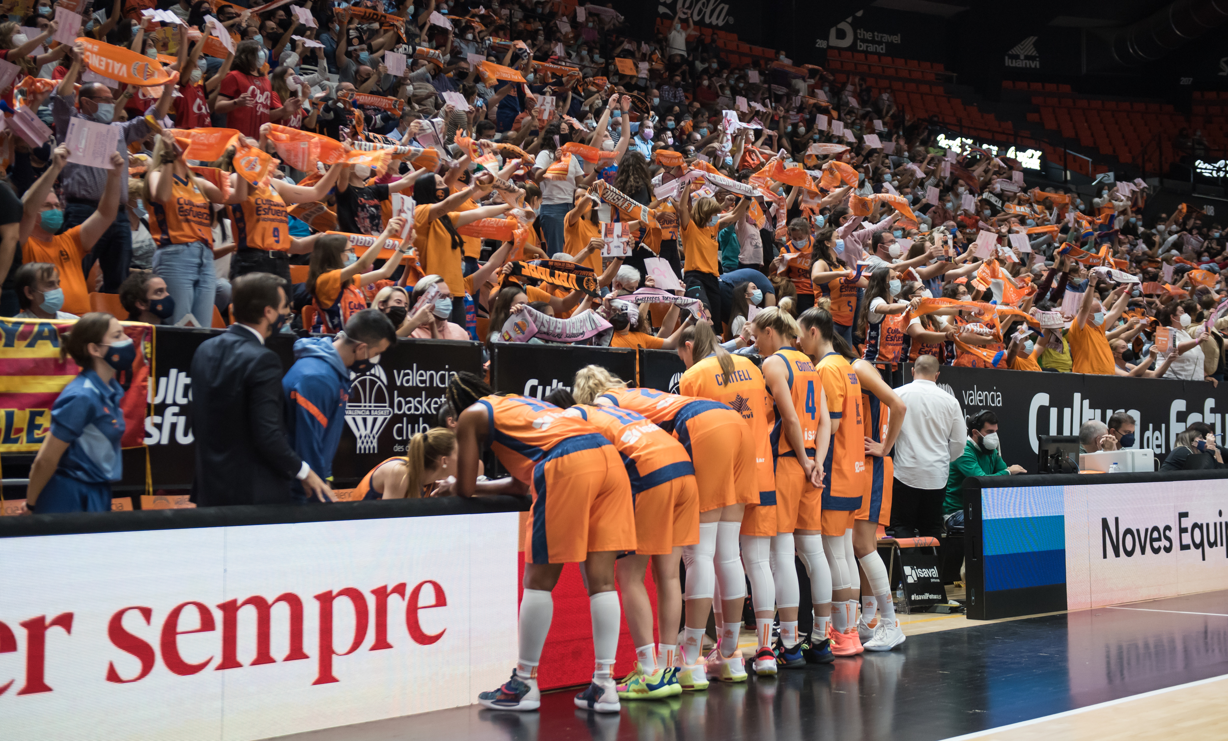 Animación fallera con premio para los partidos femeninos de Valencia Basket
