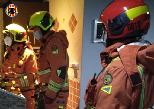 Los bomberos intervienen en una vivienda de Catarroja