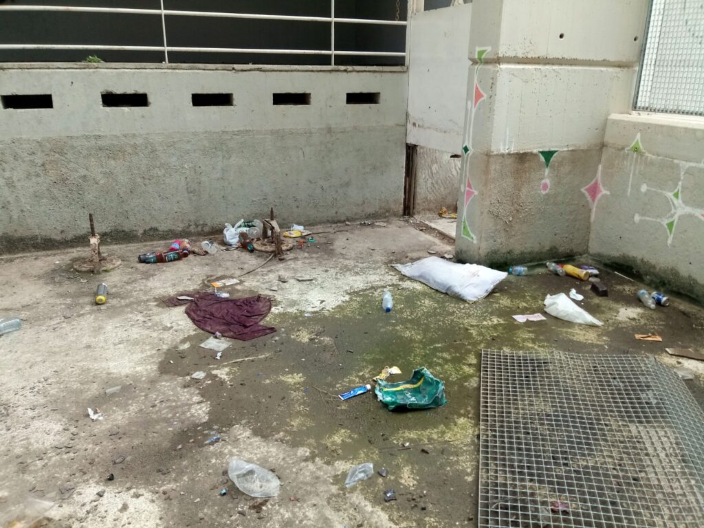 La Casa del Agua llena de suciedad y pintadas ante la total inacción municipal