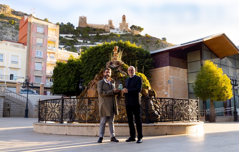 Cullera recibe un trofeo de Ecovidrio por la gran cifra de vidrio reciclado en la localidad