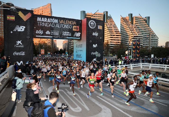 Cherono y Jelagat ganan el Maratón Valencia en el día que los corredores populares fueron protagonistas