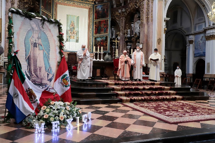 Mexicanos en Valencia celebran a su patrona, la Virgen de Guadalupe, con una eucaristía y ofrenda de flores en la Catedral