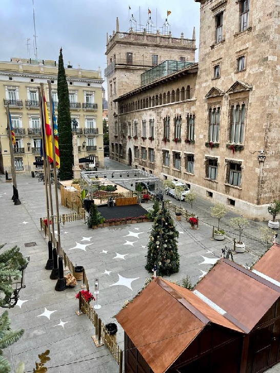 La Diputación de Valencia abre la Plaza de la Navidad con música, teatro, talleres infantiles y productos valencianos