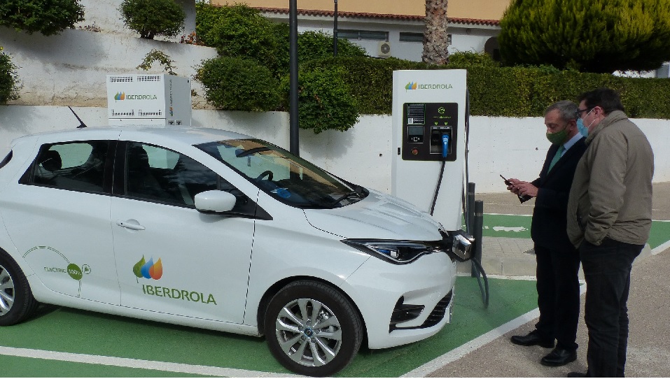 Iberdrola instala tres puntos de recarga para vehículos eléctricos en Cofrentes
