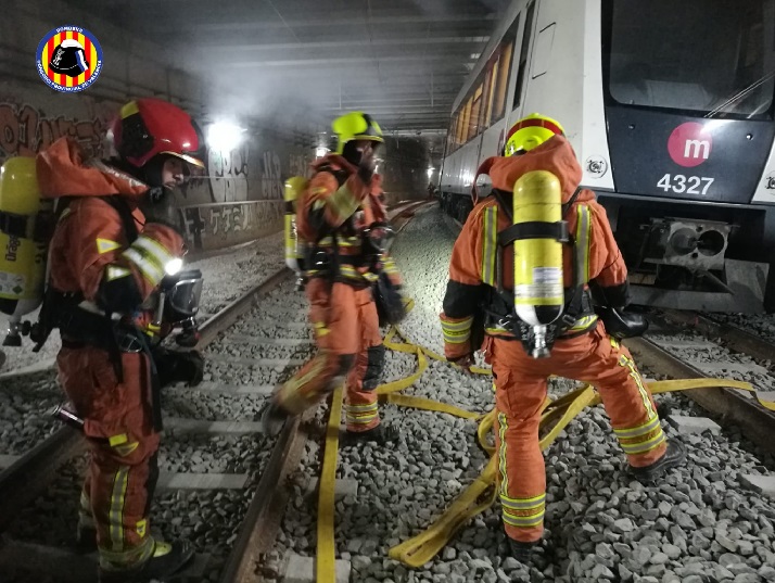 El Consorcio Provincial de Bomberos de Valencia  participa en un simulacro de incendio en un convoy de metro