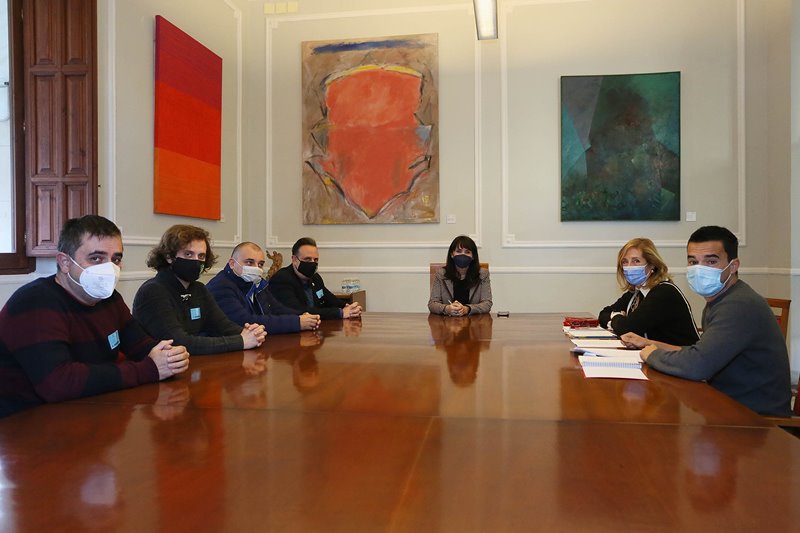 La Diputación de Alicante respalda la creación de una ruta artística navideña con obras de artesanos de hogueras