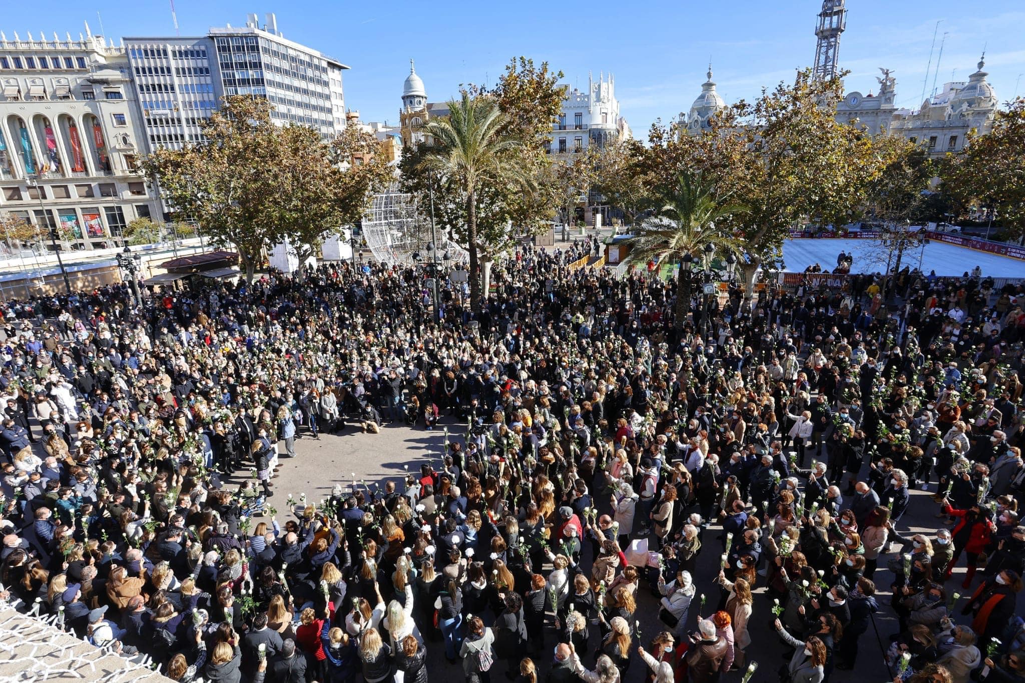 Homenaje masivo a Cristina, la última víctima de la violencia de género, fallera de 30 años de Maestro Gozalbo