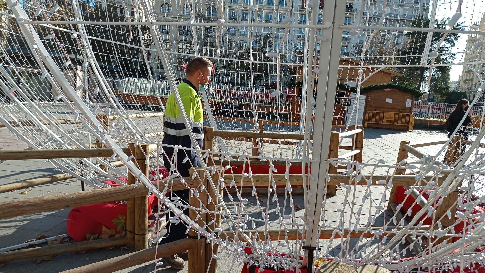 Boicot a las escasas luces de Navidad de la Plaza del Ayutamiento para llamar la atención sobre la pobreza energética
