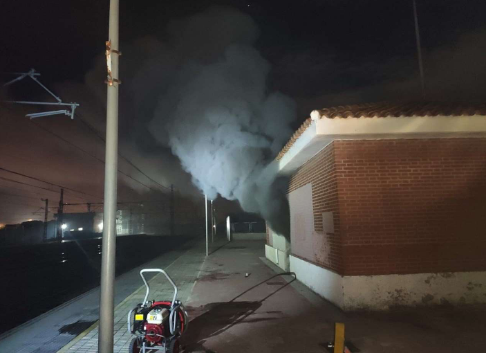 Un robo de 1km de cable eléctrico provoca un incendio en Massalfassar y provoca el caos en la circulación de trenes entre Puzol y Alboraya